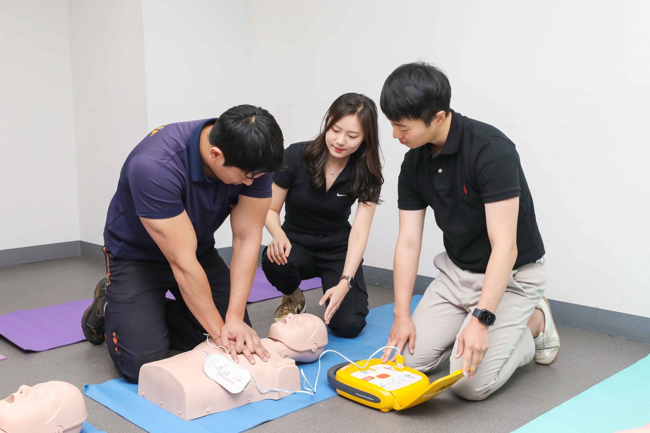 제주항공 임직원들이 7월5일 오전 서울시 강서구 항공지원센터 제주항공 라운지에서 심폐소생술 및 자동심장충격기(AED) 사용법을 교육받고 있다.