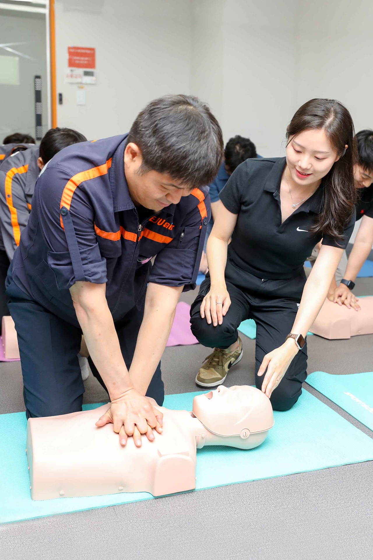 제주항공 임직원들이 7월5일 오전 서울시 강서구 항공지원센터 제주항공 라운지에서 심폐소생술 및 자동심장충격기(AED) 사용법을 교육받고 있다.