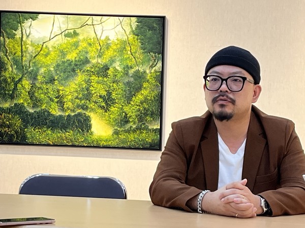 제49회 제주도미술대전 대상을 받은 김산 작가가 인터뷰를 하고 있다.
