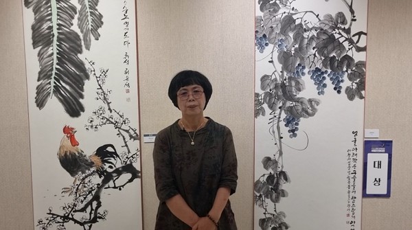 제49회 제주도서예.문인화대전에서 대상을 수상한 김향아 작가.