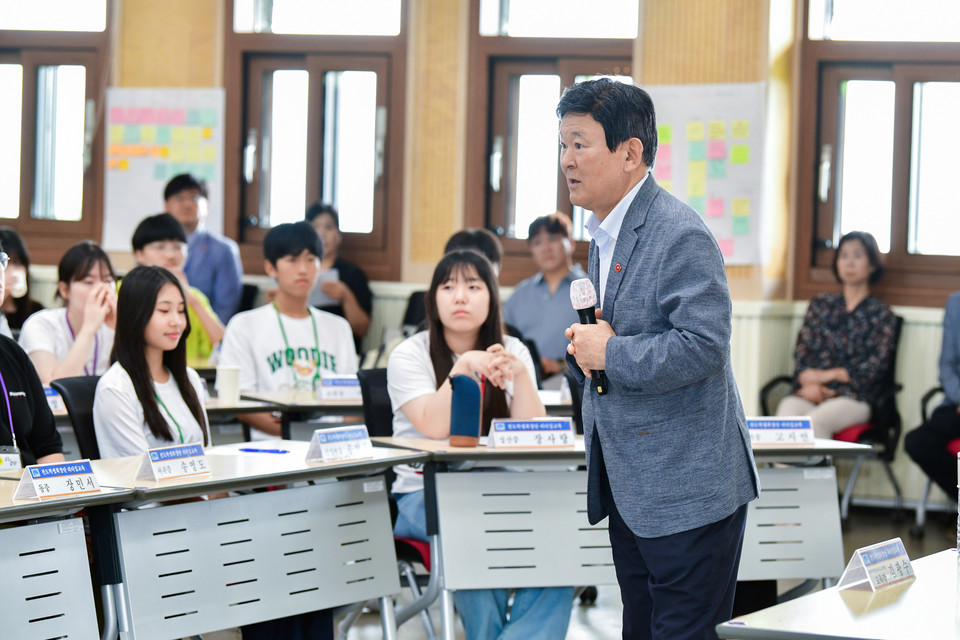 7일 김광수 제주도교육감이 도내 중학생들과 대화하고 있다.
