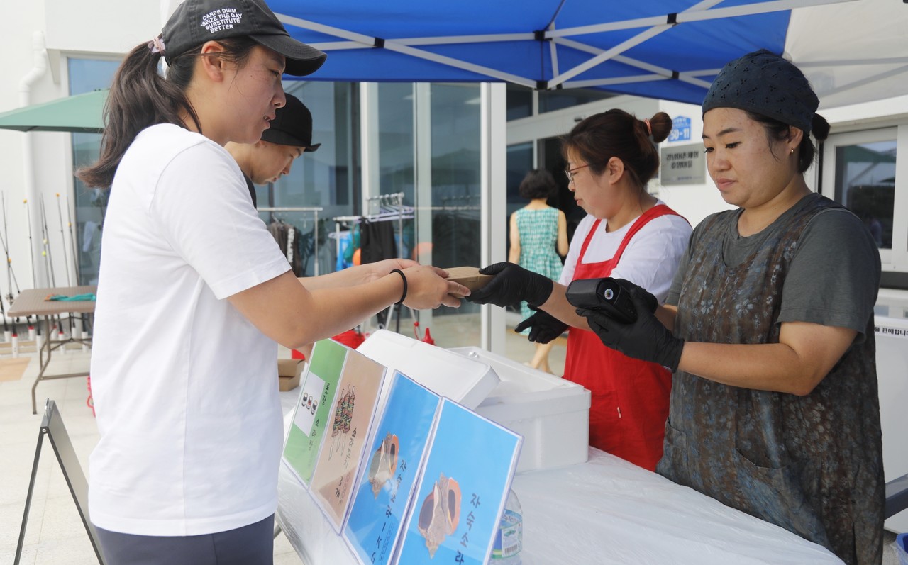 지난달 말 제주시 구좌읍 김녕리에서 열린 시식회에서 소비자들이 밀키트에 관심을 보이고 있다.