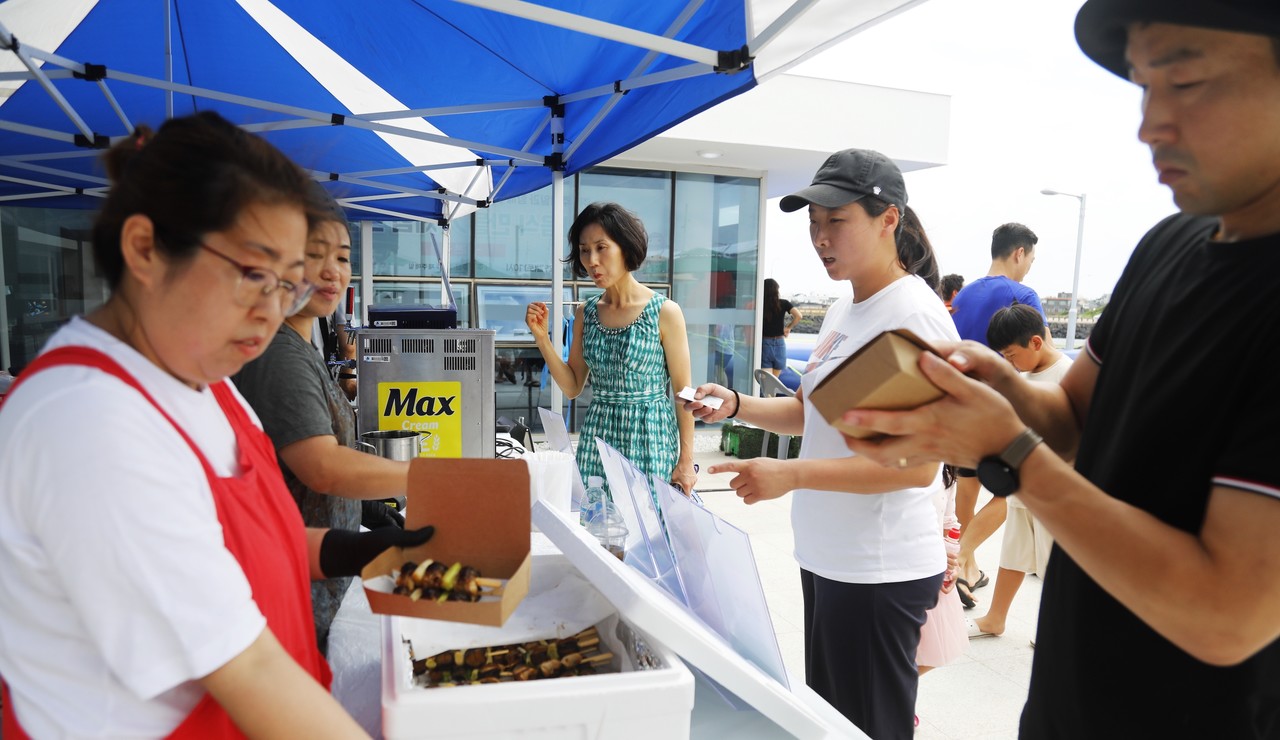 지난달 말 제주시 구좌읍 김녕리에서 열린 시식회에서 소비자들이 밀키트에 관심을 보이고 있다.