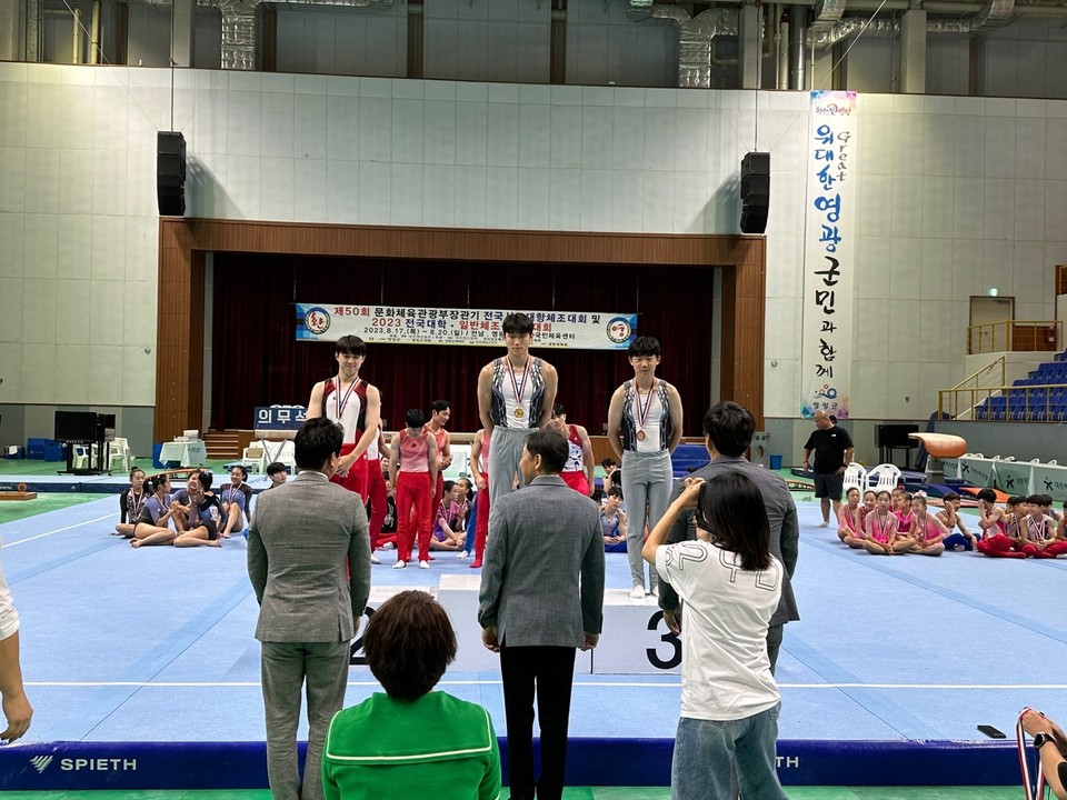강민국 선수(가운데)와 김효빈 선수(오른쪽)가 각각 금메달과 동메달을 목에 걸고 기념촬영을 하고 있다.