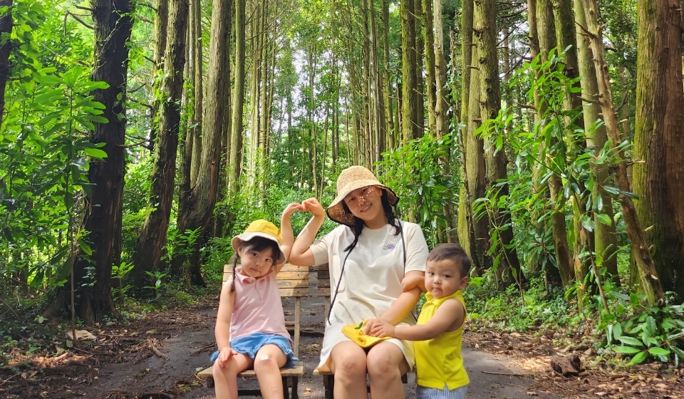 차희진씨와 자녀들이 비밀의 숲을 산책하던 중 사진을 촬영하고 있다. [사진제공=차희진씨]