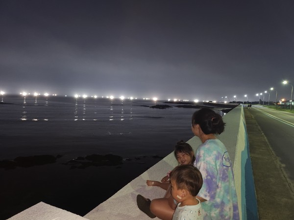 차희진씨와 두 자녀들이 밤바다를 보고 있다. [사진제공=차희진씨]