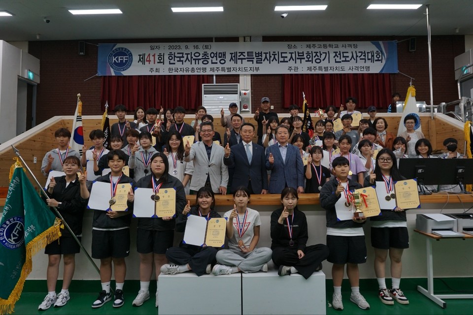 한국자유총연맹제주도지부 회장기 전도사격대회에 참가한 선수들.