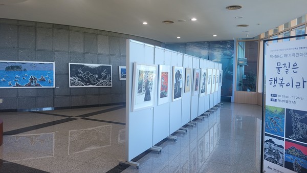 해녀박물관에서는 김영중 작가의 목판화전 ‘물질은 행복이라’가 오는 26일까지 열리고 있다. 사진은 전시장 내부 모습.