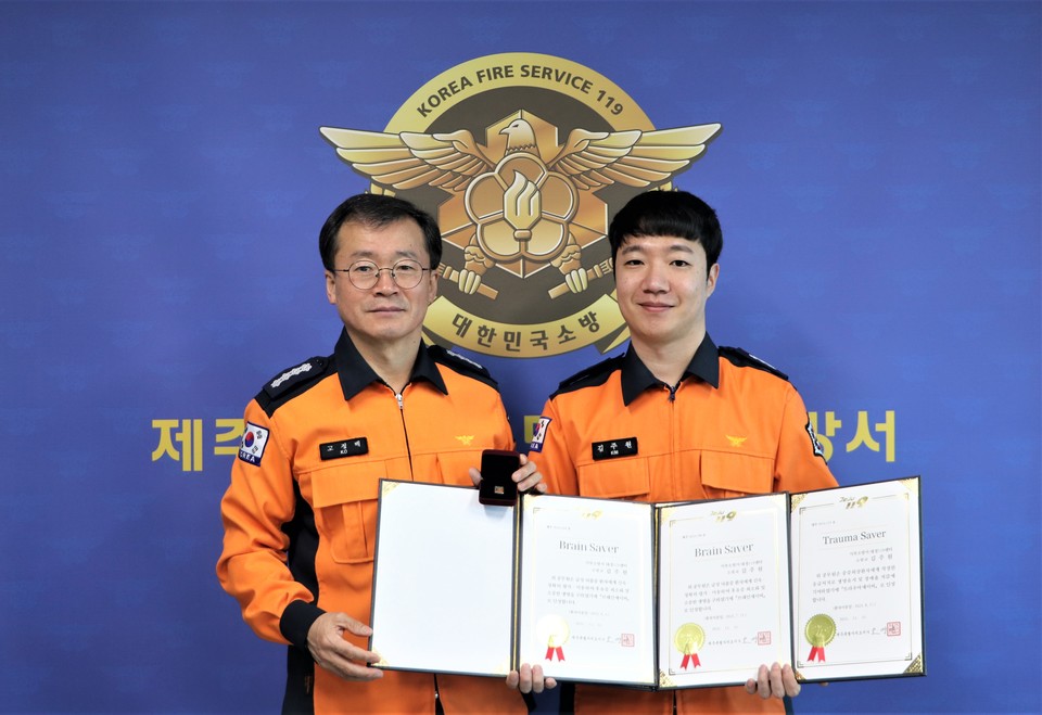 김주원 소방관(오른쪽)이 고정배 제주서부소방서장과 함께 기념사진을 촬영하고 있다.