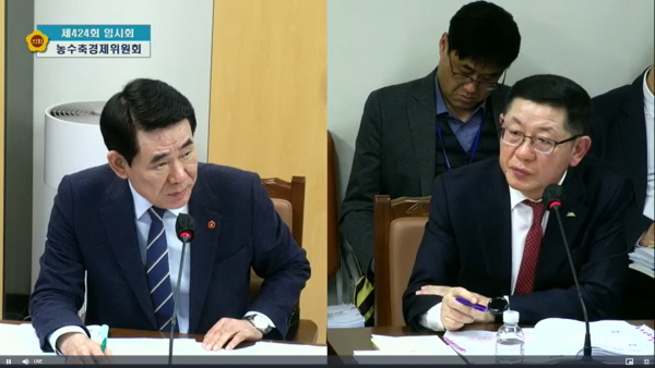 박호영 제주도의회 농수축경제위원회 의원(왼쪽)이 정재철 제주도 해양수산국장을 상대로 질의하고 있다.