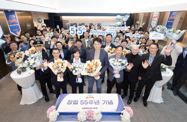 대한항공은 4일 서울시 강서구 공항동 대한항공 본사에서 창립 55주년 행사를 가졌다. 사진은 조원태 한진그룹 회장과 대한항공 직원들이 기념사진을 촬영하는 모습.