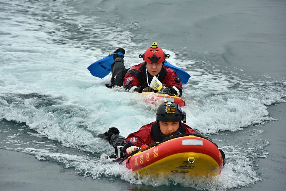서귀포해양경찰서 대원들이 구조 역량 강화 팀워크 훈련을 하고 있다.