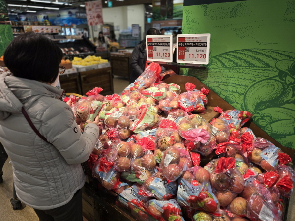 제주지역 한 대형마트에서 소비자가 매대 위 사과를 바라보고 있다.