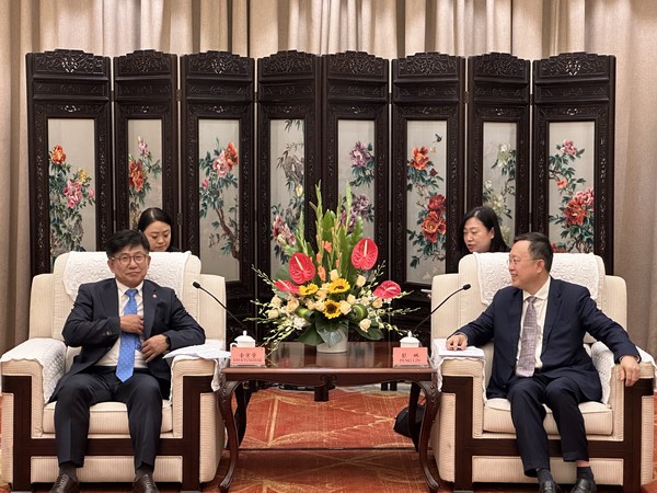 3일부터 중국 사천성을 방문 중인 김경학 제주도의회 의장을 비롯한 대표단은 4일 사천성 인민대표대회 상무위원회를 방문해 펑린(彭琳) 부주임을 비롯한 상무위원회 관계자들을 만났다. [사진=제주도의회]