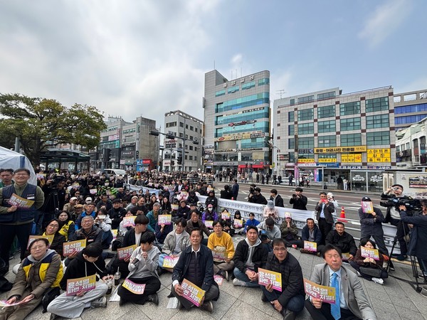 시청앞 길 건너 반대편 거리까지 도민들이 가득 매워 탄핵 선고가 생중계되는 스크린을 보고 있다.