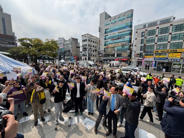 파면이 확정되자 모두 일어나 기쁨의 환호성을 질렀다.