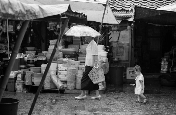 고영일 작 1970년대 동문시장.