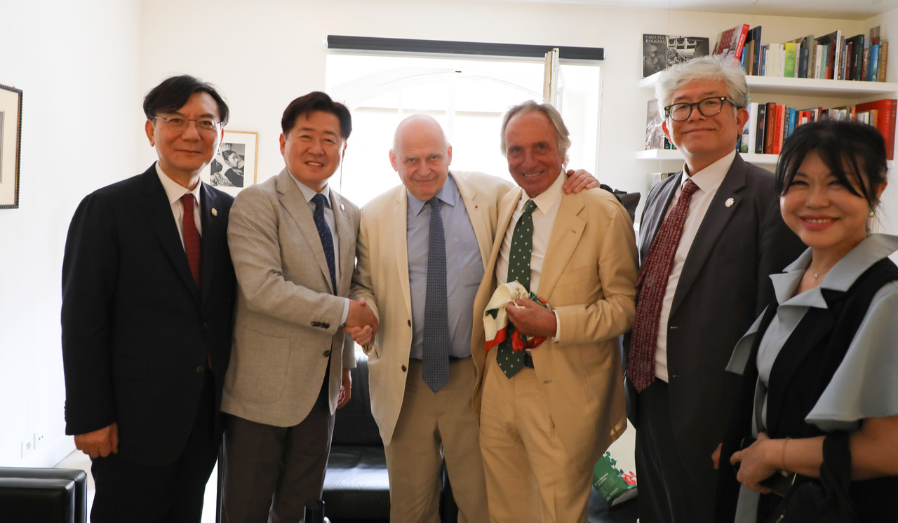 오영훈 제주도지사와 한림원 사무총장(왼쪽에서 세번째), 모네 정원 관장(왼쪽에서 네번째)이 문화 협력 방안을 논의한 뒤 기념촬영을 하고 있다. [사진=제주도]