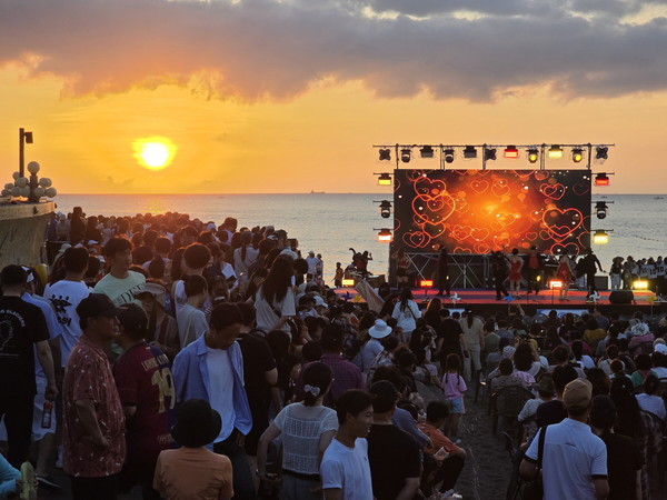 제21회 삼양검은모래축제가 5~6일 이틀간 에메랄드빛 파도와 검은 모래가 어우러진 삼양검은모래해변 일원에서 진행된 가운데 수많은 제주도민과 관광객들이 몰려들어 축제를 즐겼다.