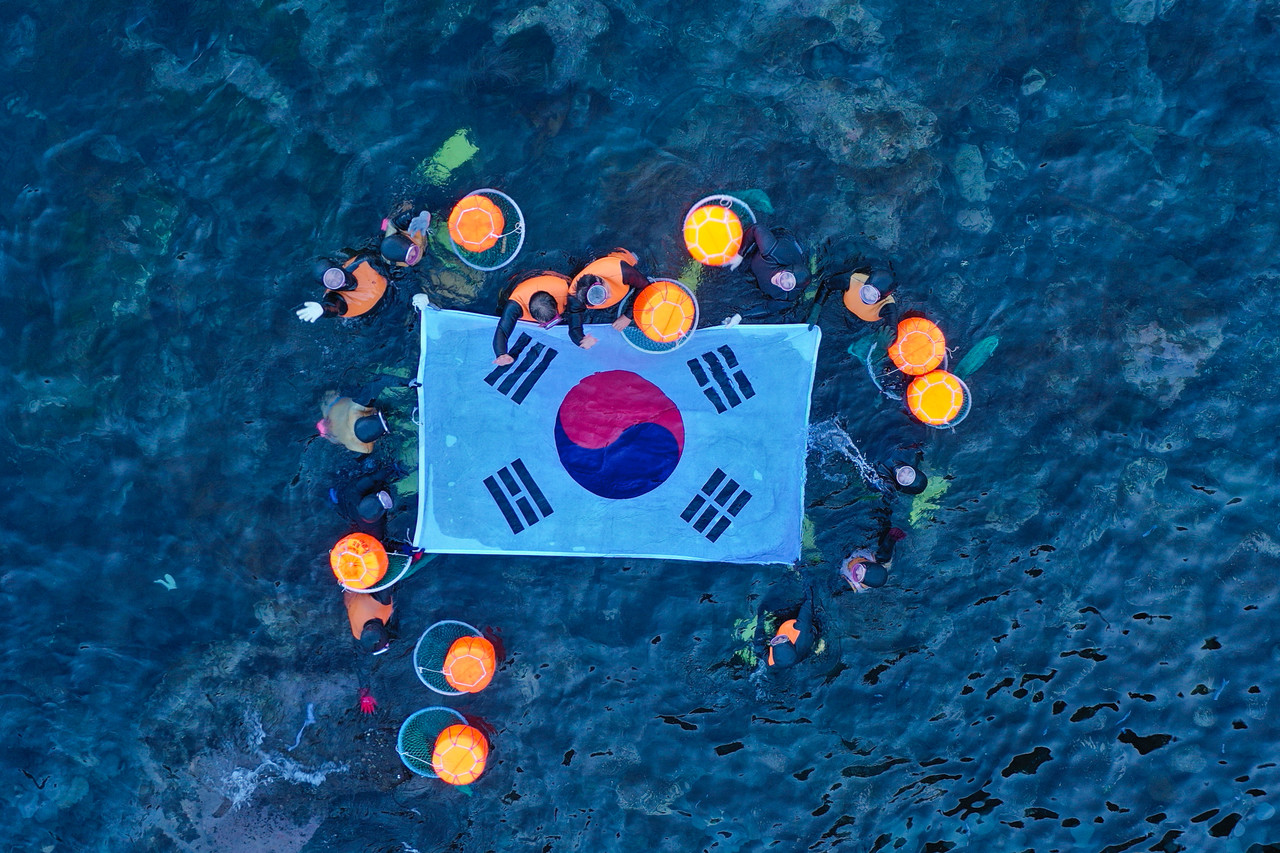 제주도와 경북 울릉 해녀 10여명이 8일 독도에서 광복 80주년을 맞아 아주 특별한 물질을 시연했다. [사진=제주도]