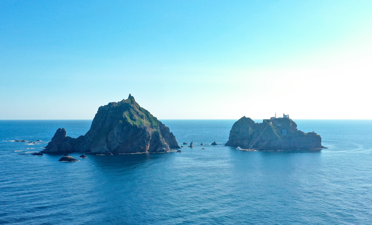 제주도와 경북 울릉 해녀 10여명이 8일 독도에서 광복 80주년을 맞아 아주 특별한 물질을 시연했다. [사진=제주도]