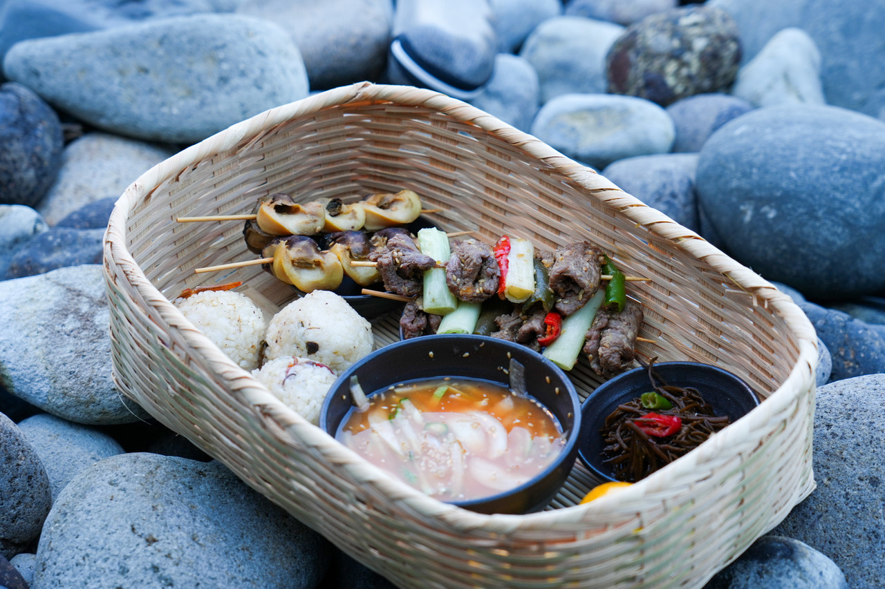 제주도와 경북 울릉 해녀 10여명이 8일 독도에서 광복 80주년을 맞아 아주 특별한 물질을 시연했다. [사진=제주도]