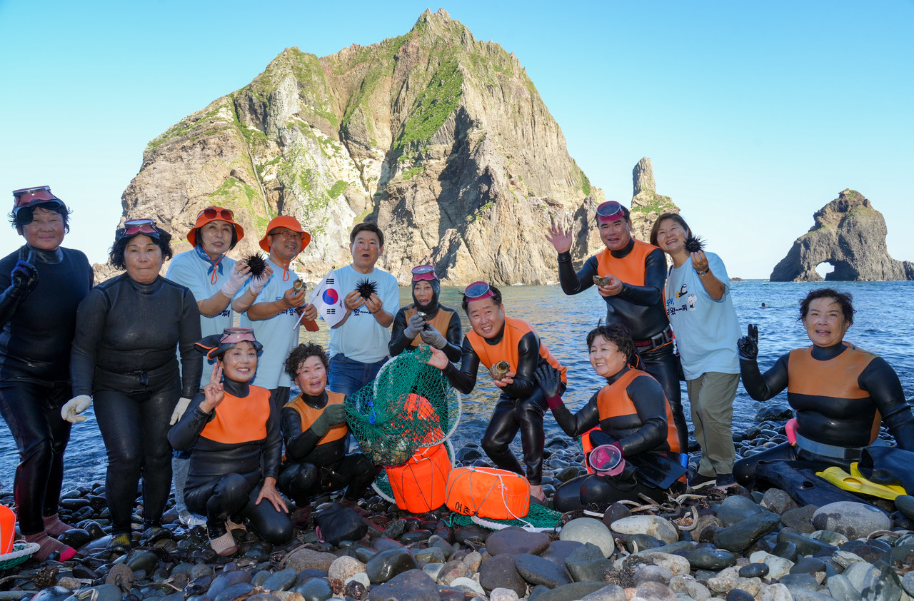 제주도와 경북 울릉 해녀 10여명이 8일 독도에서 광복 80주년을 맞아 아주 특별한 물질을 시연했다. [사진=제주도]