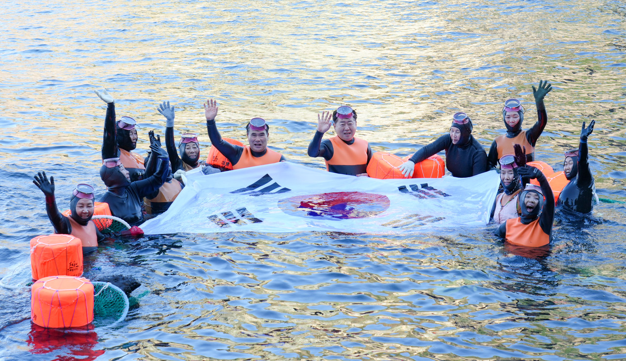 제주도와 경북 울릉 해녀 10여명이 8일 독도에서 광복 80주년을 맞아 아주 특별한 물질을 시연했다. [사진=제주도]