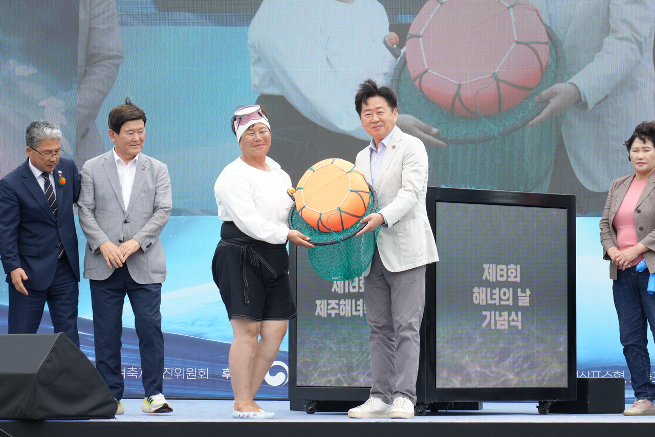 제주도가 지난 20일 해녀박물관 일원에서 ‘숨비소리, 위대한 해녀들의 이야기’를 주제로 제18회 제주해녀축제와 제8회 해녀의 날 기념식을 개최하고 있다. [사진=제주도]