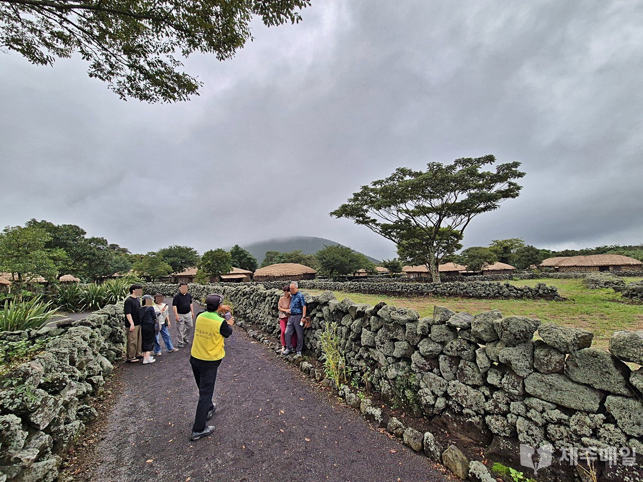 26일 제주돌문화공원을 찾은 관광객들이 제주의 아름다운 풍광을 배경으로 기념 촬영을 하고 있다. [사진=조문호 기자]