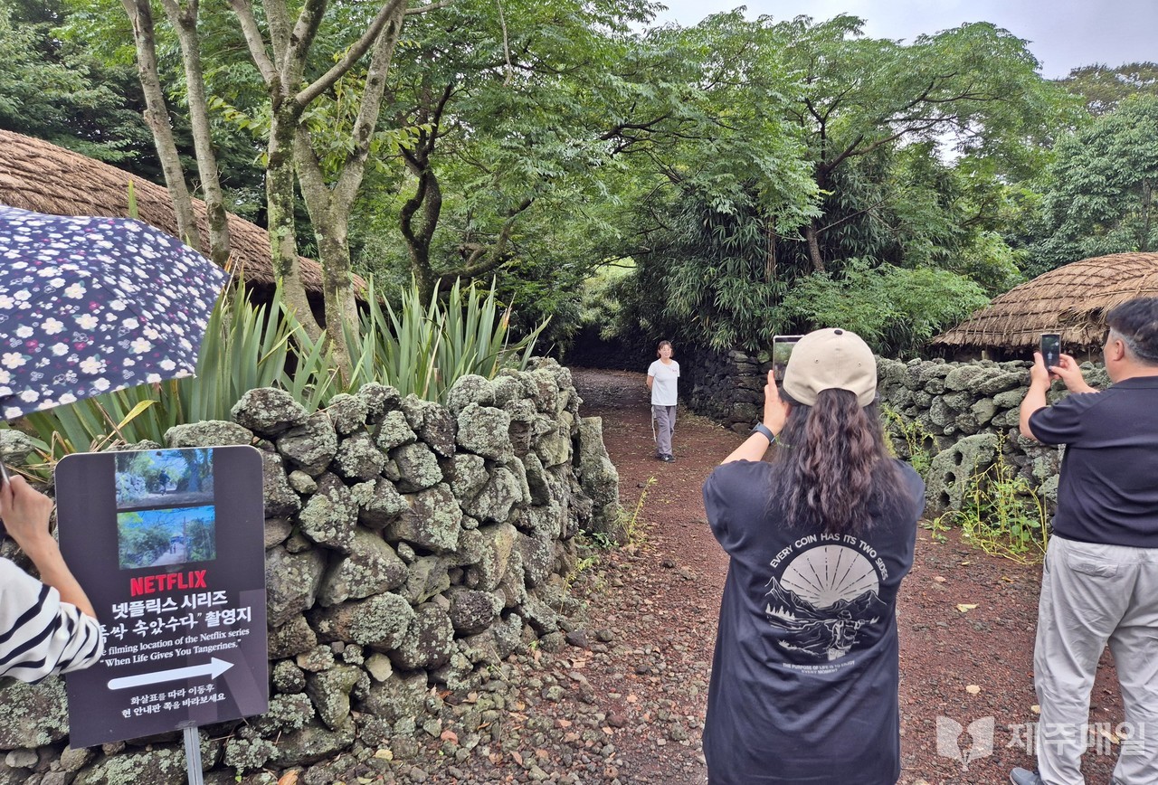 26일 제주돌문화공원을 찾은 관광객들이 제주의 아름다운 풍광을 배경으로 기념 촬영을 하고 있다. [사진=조문호 기자]