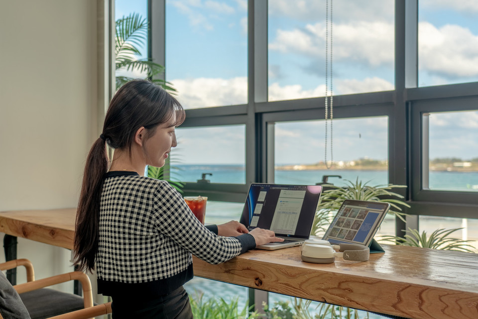 제주도가 일과 휴가를 병행하는 휴양형 관광모델인 워케이션 지역으로 주목받고 있다.