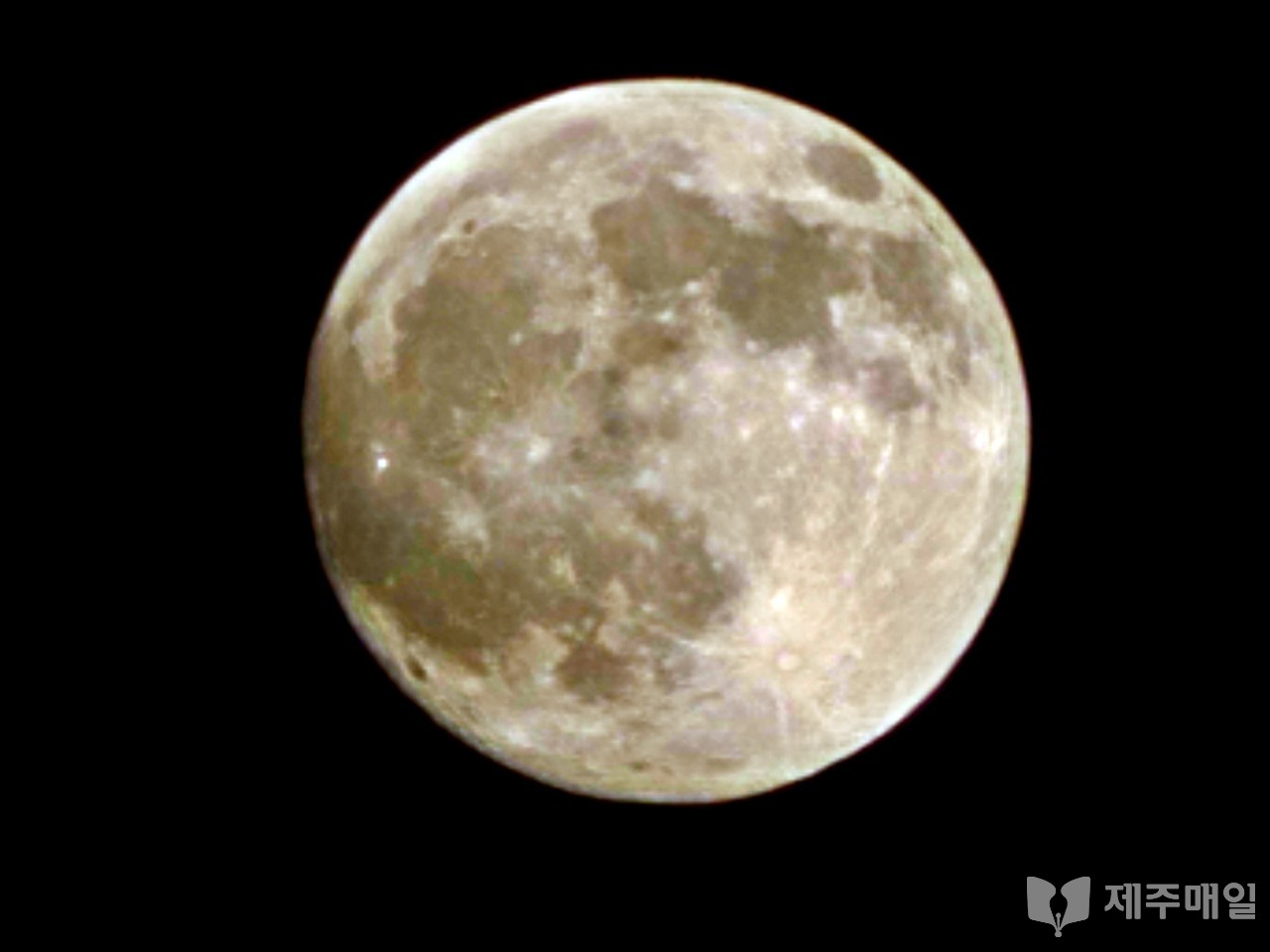 한가위날인 6일 밤 제주도 서귀포시 강정동에서 바라본 보름달. [사진=독자 제공]