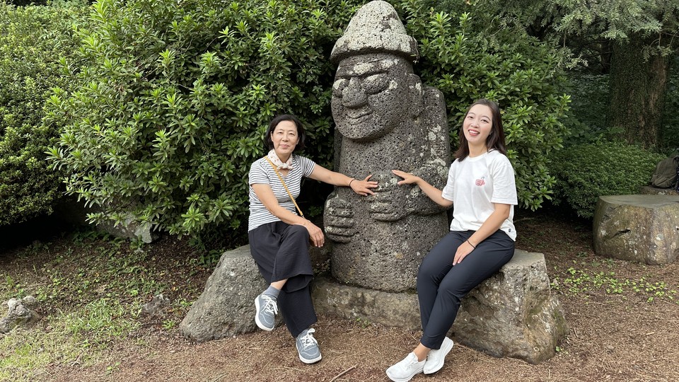 제주 한달살이에 참가한 김옥연씨가 어머니와 함께 기념촬영을 하고 있다.