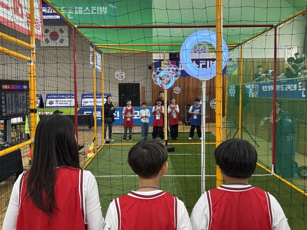 지난해 열렸던 ‘제2회 드론페스티벌’ 당시 드론축구 경기에 출전한 선수들이 드론을 조종하던 모습.