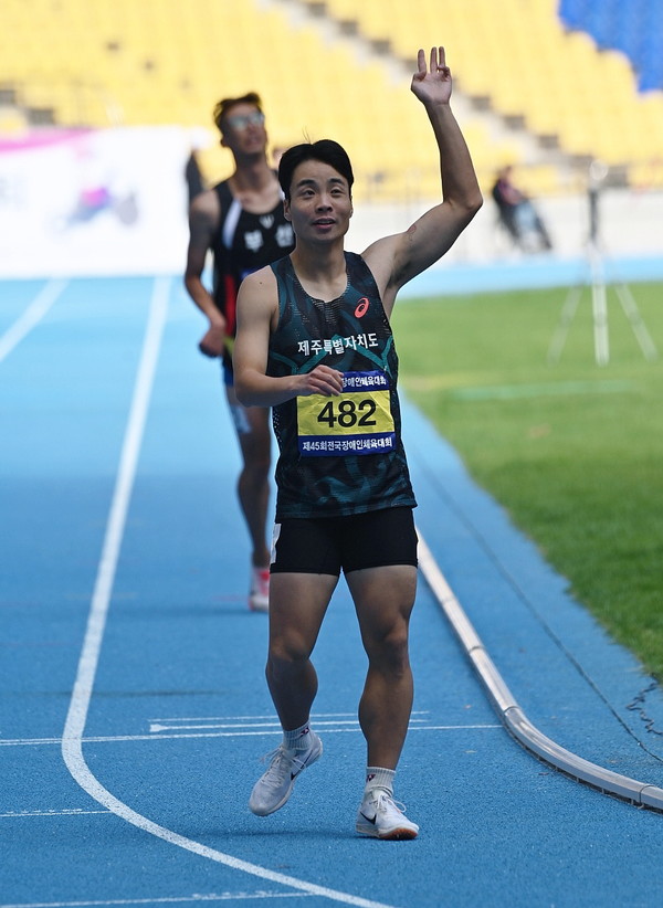 강현중 선수가 역주하고 있다.