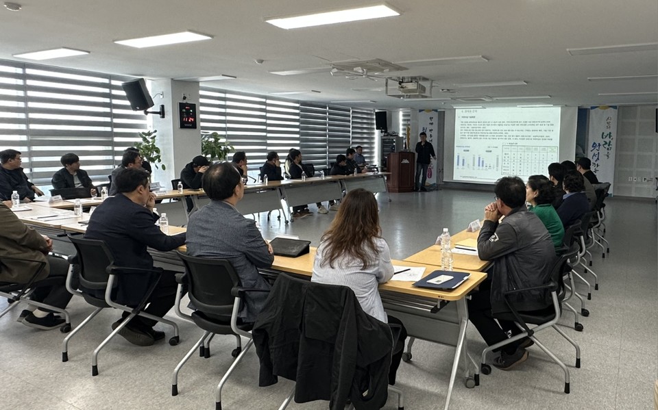 5일 한림읍사무소에서 지역 상생형 친환경 축산업 기반 마련을 위한 간담회가 진행되고 있다.