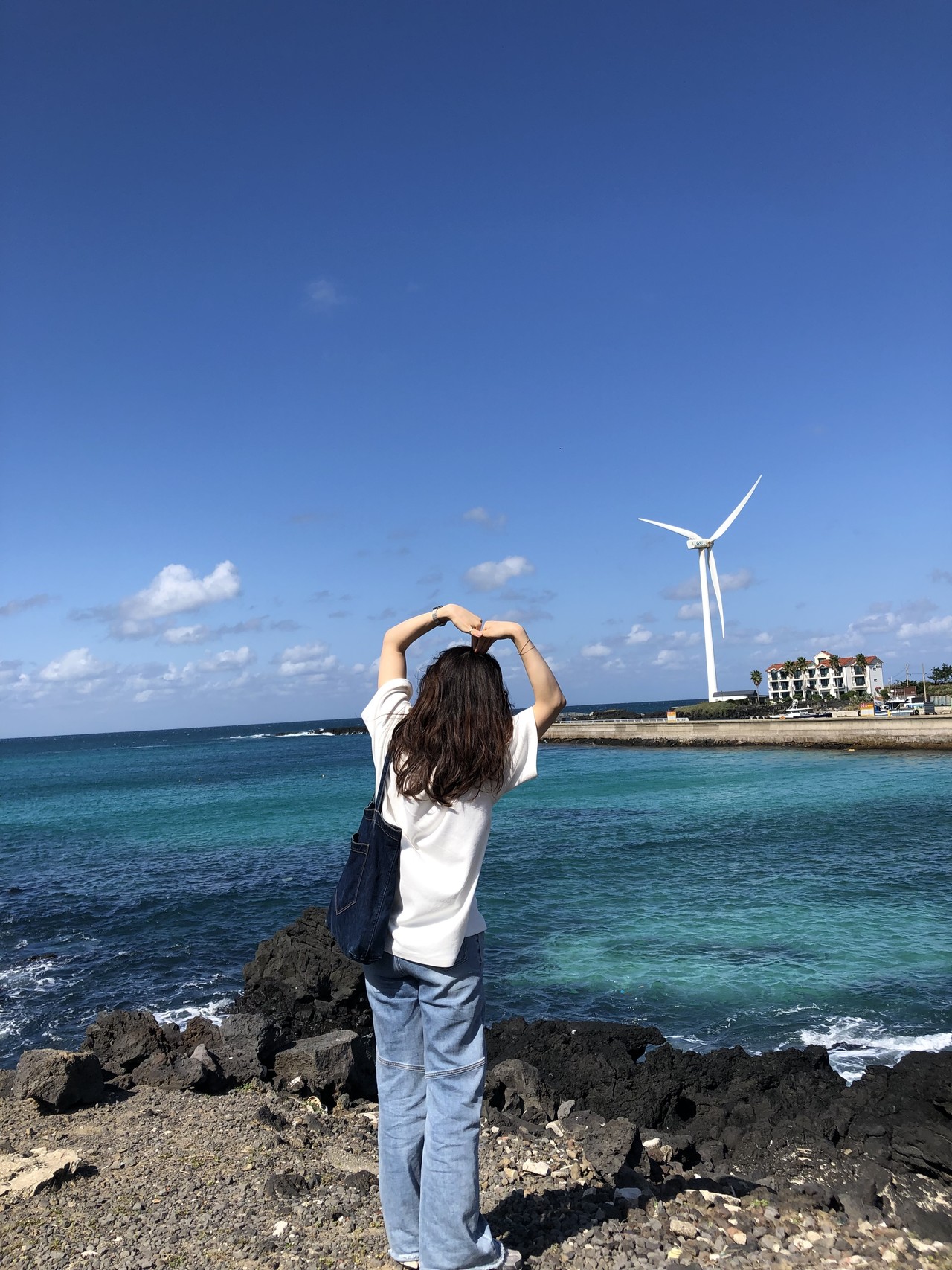 제주에서 한달살기를 한 박설빈씨가 사진을 촬영하며 추억을 남기고 있다.