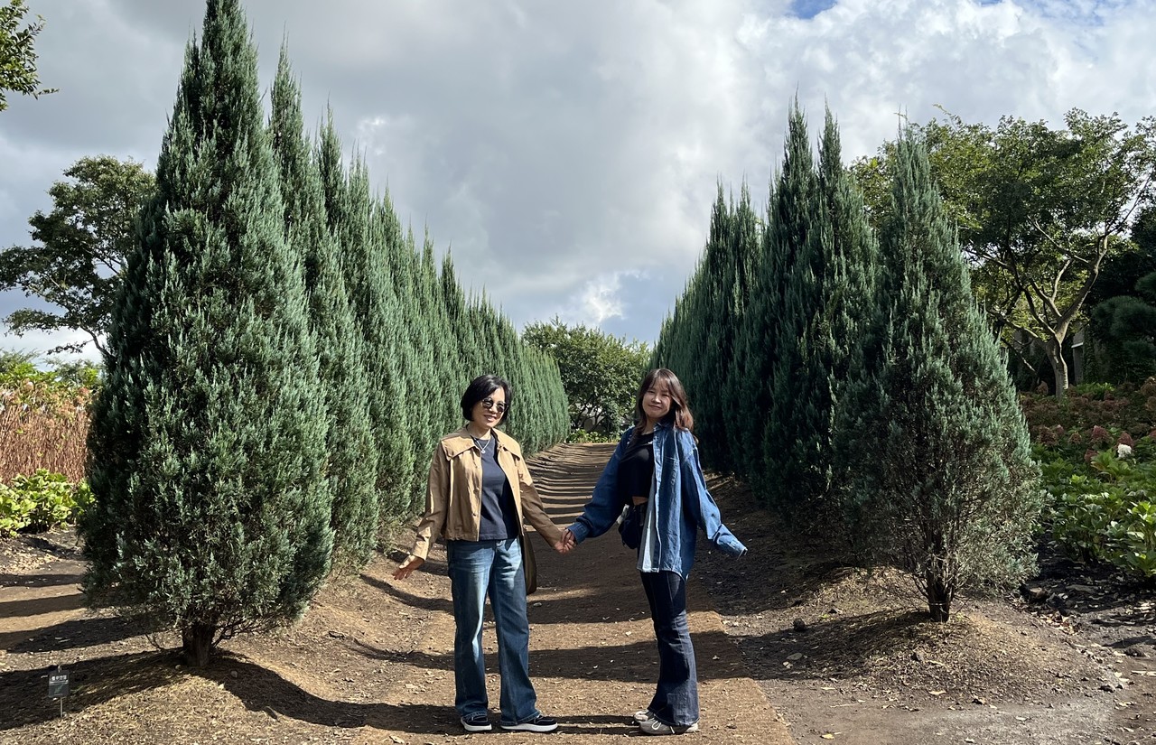 제주에서 한달살기를 한 박설빈‧장령 모녀가 사진을 촬영하며 추억을 남기고 있다.