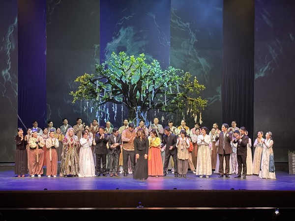 창작오페라 ‘해녀 수덕’이 지난 7일과 8일 양일간 제주아트센터에서 공연됐다. 공연을 마친 후 전출연진과 주요 창작진이 관객에게 인사하고 있다.