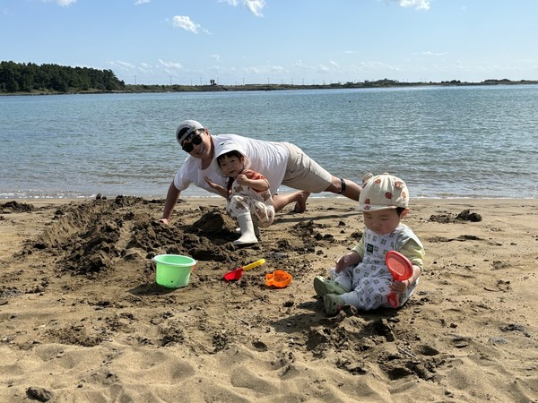 김성국씨는 두 자녀와 함께 바닷가에서 모래성을 쌓는 등 행복한 시간을 보냈다.