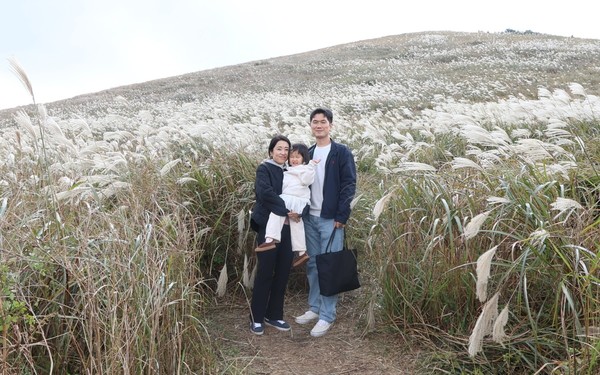 흔들리는 억새밭에서 즐거운 시간을 보내고 있는 윤은주씨 가족.