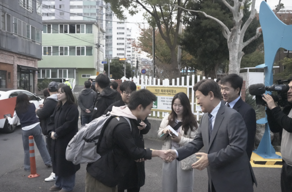 김광수 교육감이 13일 치러지는 '2026학년도 대학수학능력시험' 날 제주제일고등학교 앞에서 수험생들을 격려하고 있다. [사진=우종희 기자]