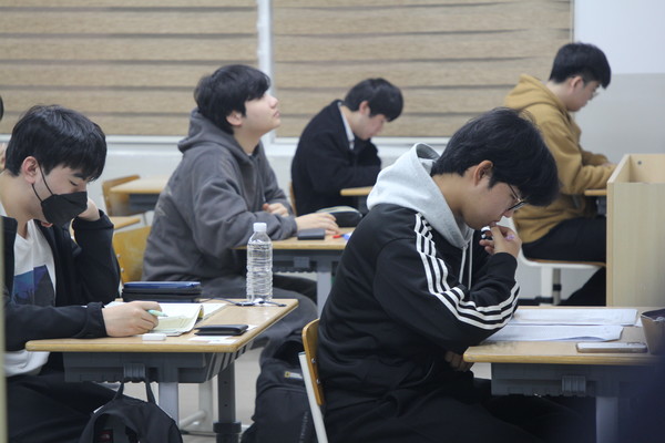 13일 '2026학년도 대학수학능력시험'에 응시한 학생이 교실에 앉아 노트를 보고 있다. [사진=제주도교육청 공동취재단]