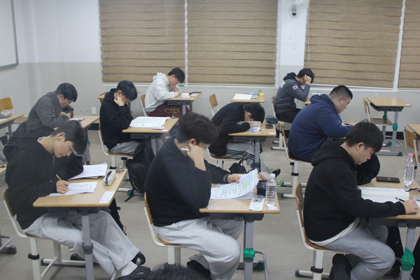 수험생들이 교실에 앉아 수능 시험 전 공부를 하고 있다. [사진=제주도교육청 공동취재단]