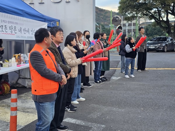 오현고등학교 앞에서수능 시험을 치르러 학교로 들어가는 수험생들을 향해 응원하고 있는 사람들. [사진=박경철 기자]