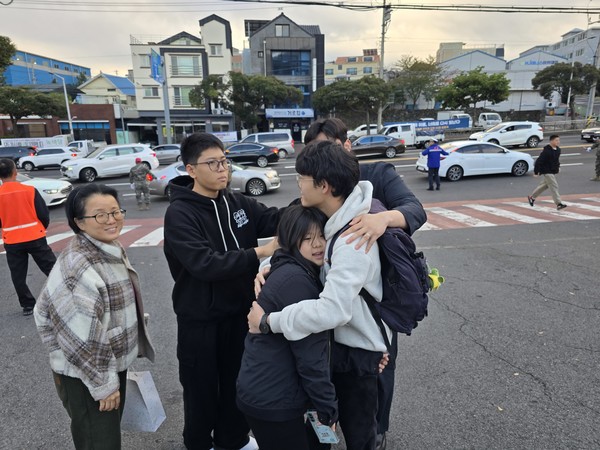 한 가족이 수험생에게 시험을 잘 치르라며 수능 전 마지막 응원을 하고 있다. [사진=박경철 기자]
