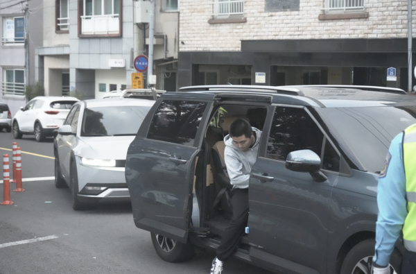 한 학생이 차에서 내려 고사장으로 향하고 있다. [사진=우종희 기자]