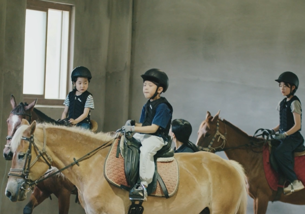 납읍초등학교 학생들이 승마 수업을 받고 있다.