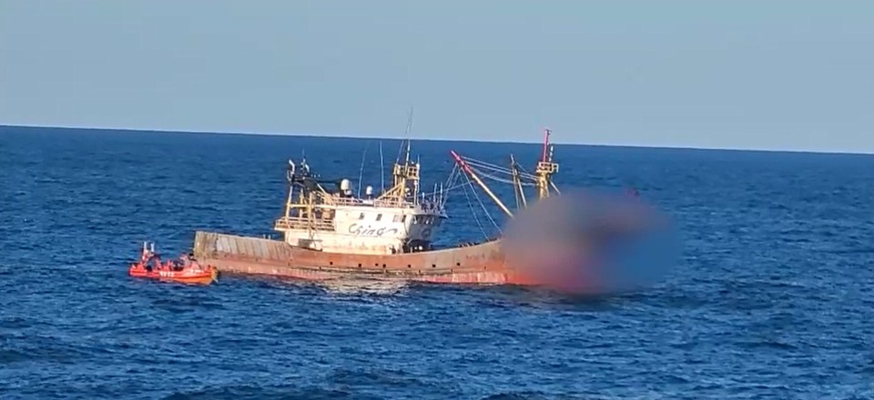 서귀포해경이 불법조업을 하고 있는 중국어선에 정선명령을 하고 있다.